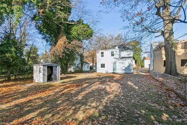 view of yard featuring a storage shed