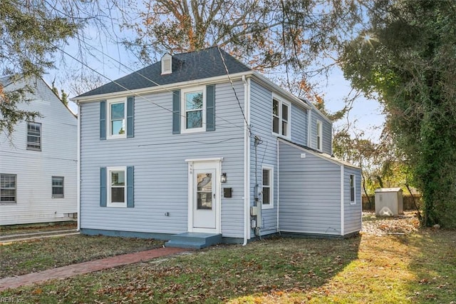 colonial inspired home featuring a front yard