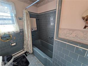 bathroom featuring shower / tub combo with curtain