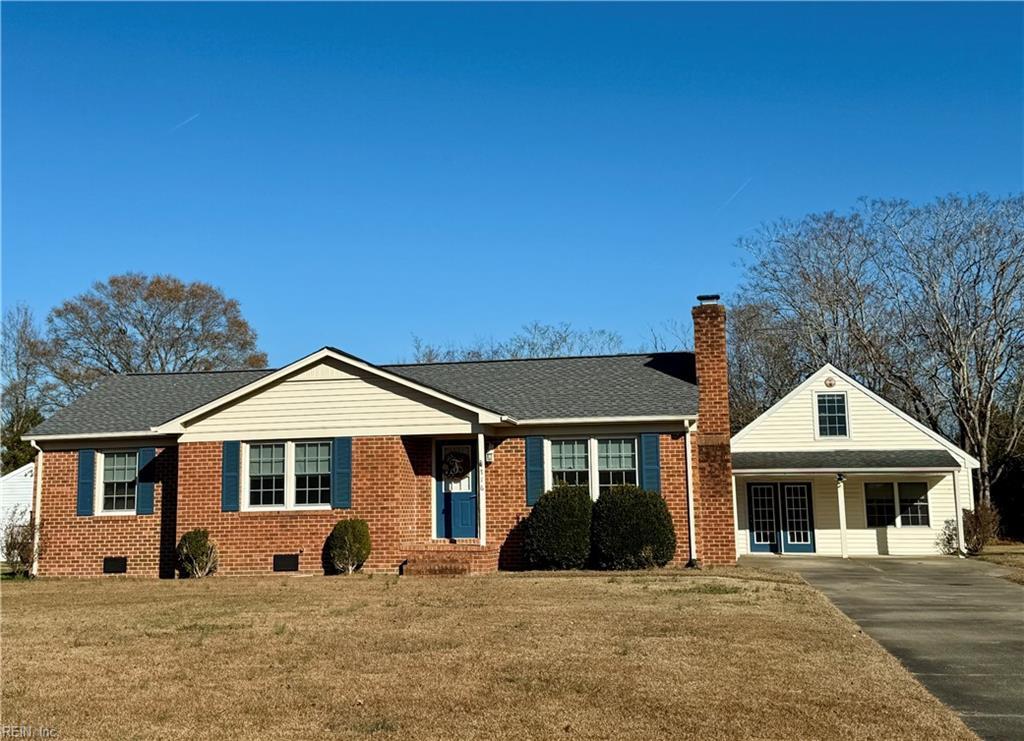 ranch-style house featuring a front yard