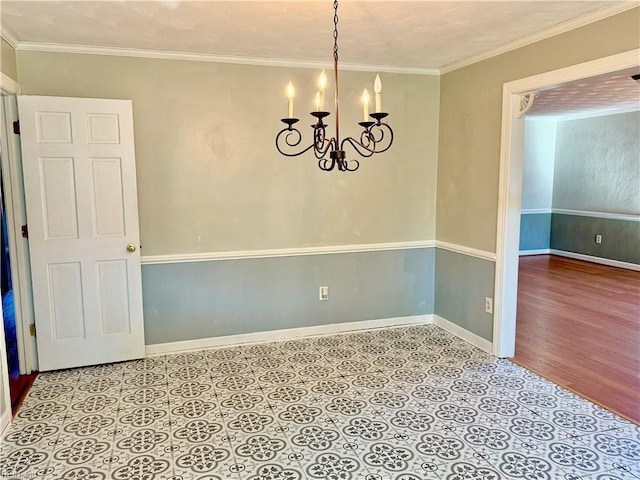 empty room featuring crown molding, light wood-type flooring, and an inviting chandelier