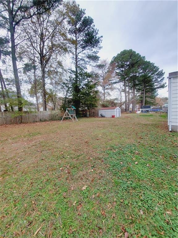 view of yard with a storage shed