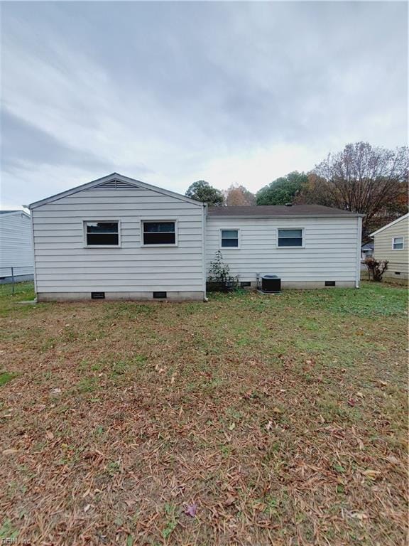 rear view of house featuring a lawn