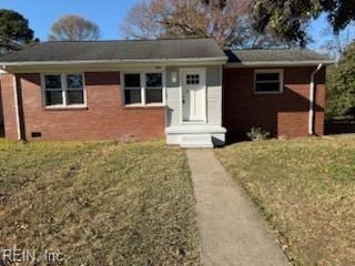 view of front of property with a front yard