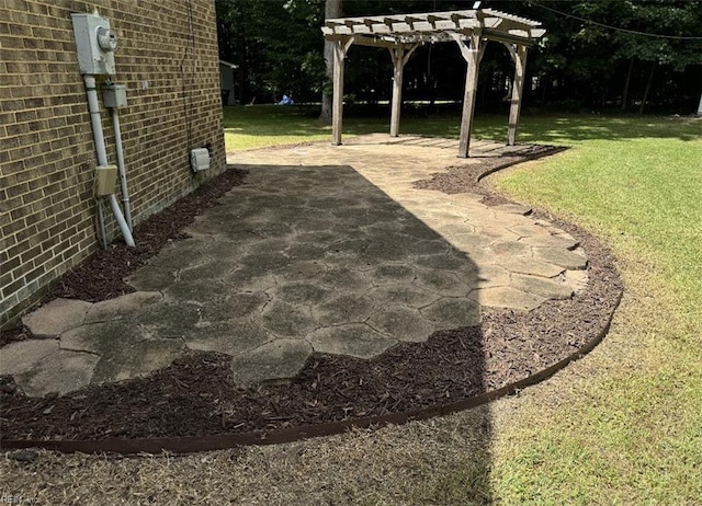 view of yard featuring a pergola and a patio area