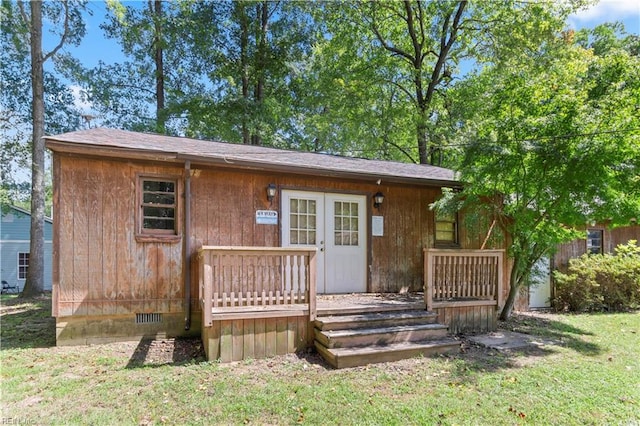 view of front of house featuring a front lawn