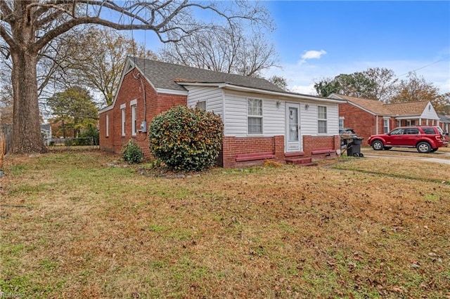 view of front of house featuring a front lawn