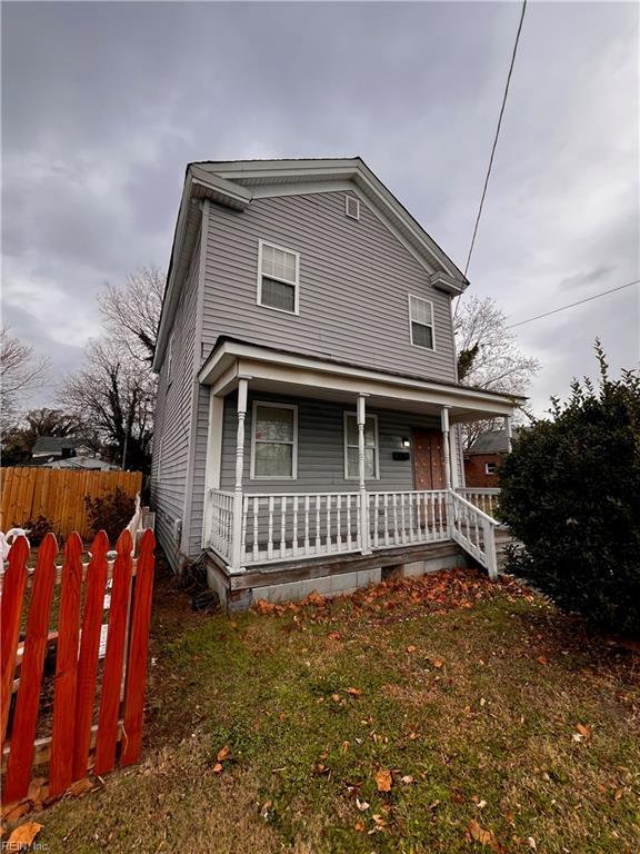 view of front of house featuring a porch and a front yard