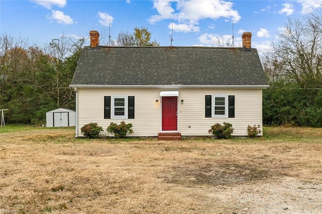 view of front facade featuring a shed and a front lawn