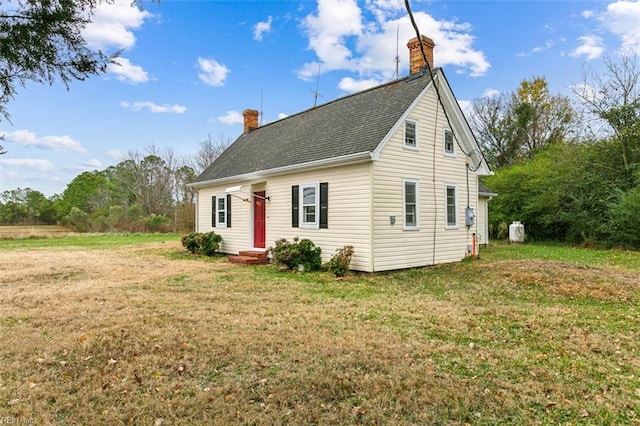 view of front of property with a front lawn