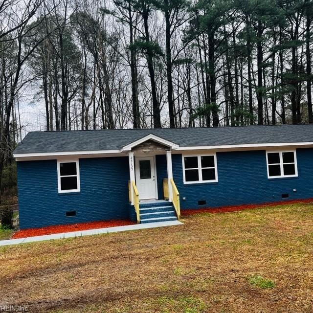 single story home with a front lawn