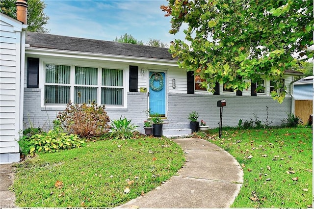 view of front of home featuring a front yard