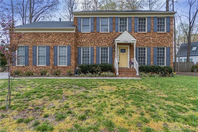 colonial house featuring a front lawn