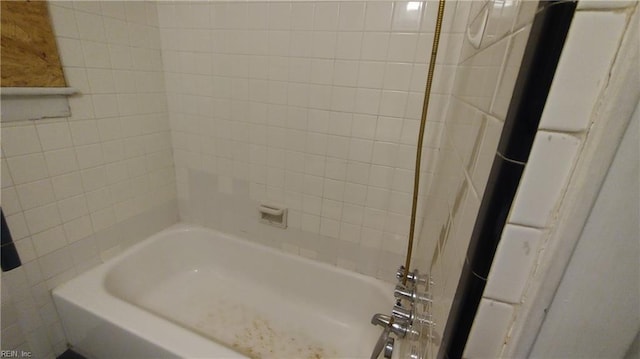 bathroom featuring tiled shower / bath combo