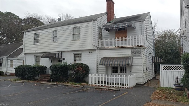 view of front property featuring a balcony