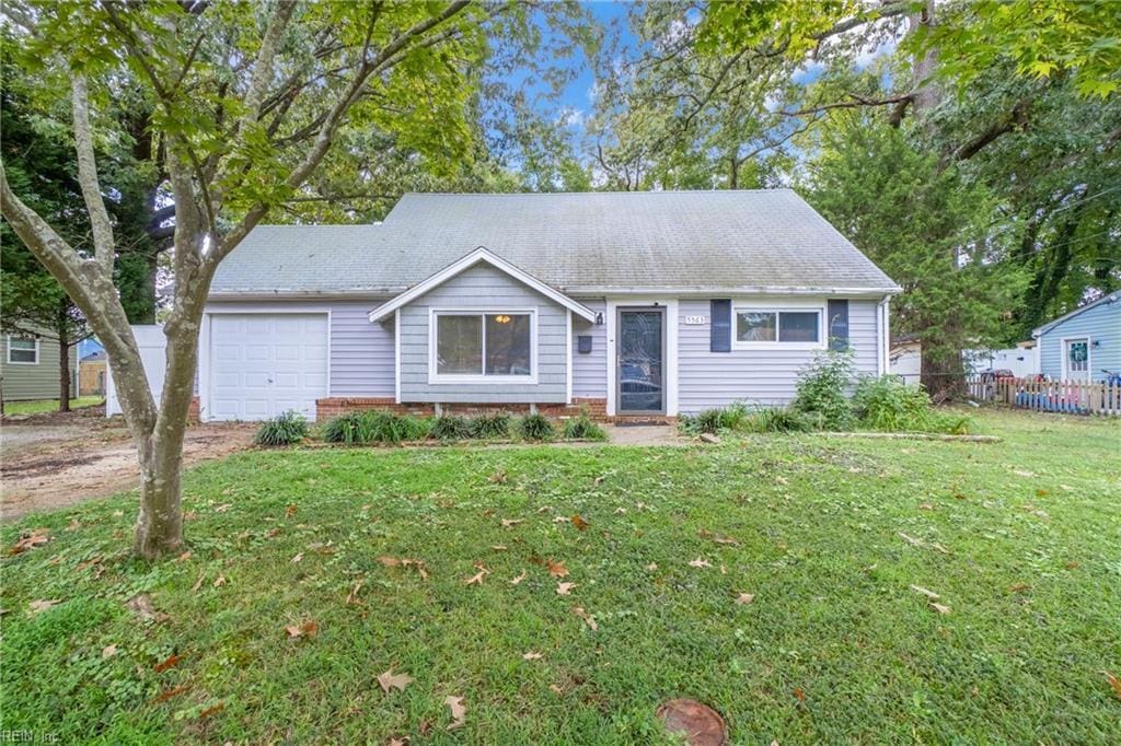 view of front of house featuring a front yard and a garage