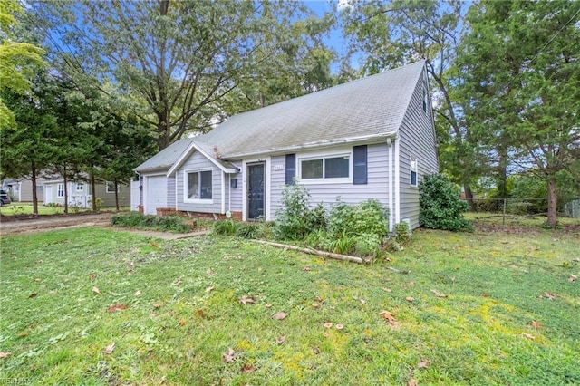 view of front of property featuring a front lawn