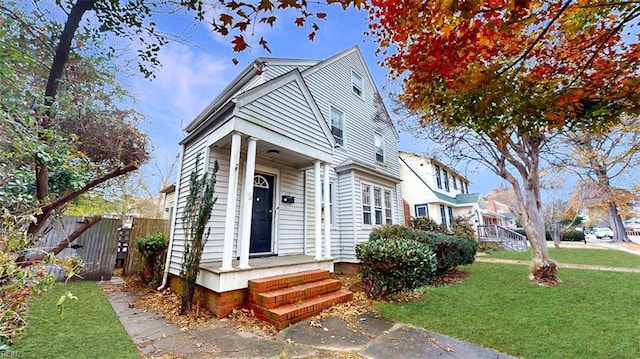 view of front of home featuring a front yard