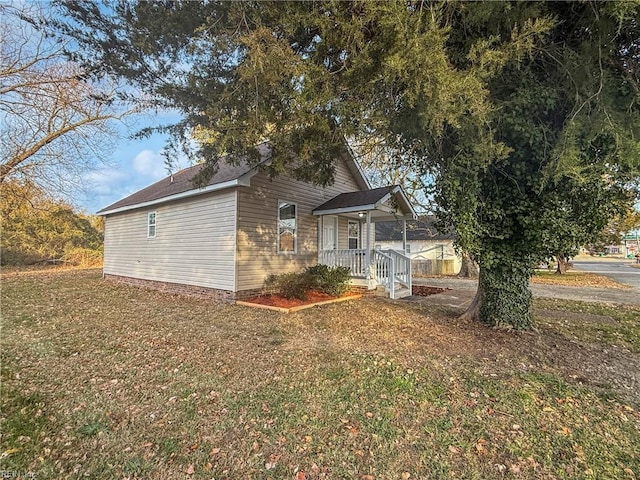 view of front facade featuring a front lawn