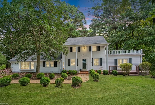 view of front of property featuring a yard