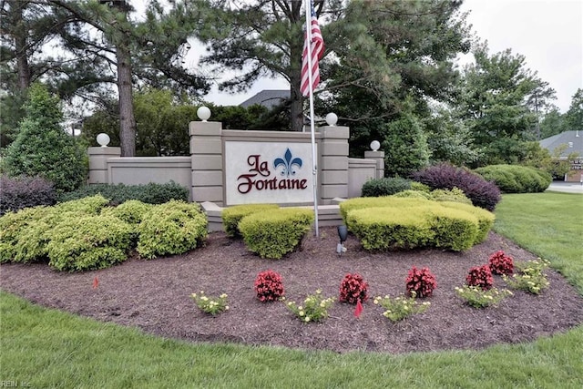 community / neighborhood sign featuring a lawn