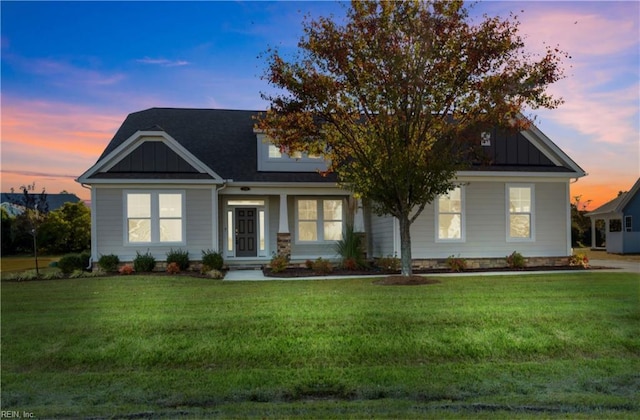 craftsman-style house featuring a lawn