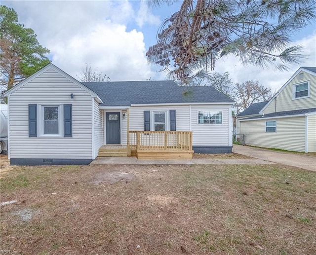 view of front of property featuring a front lawn