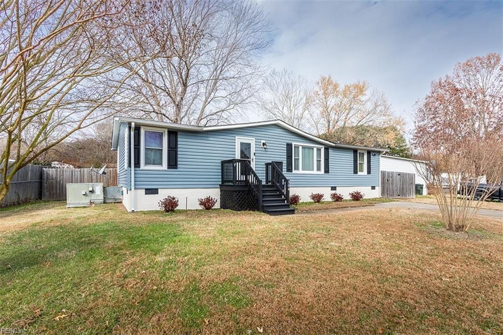 manufactured / mobile home with a front lawn