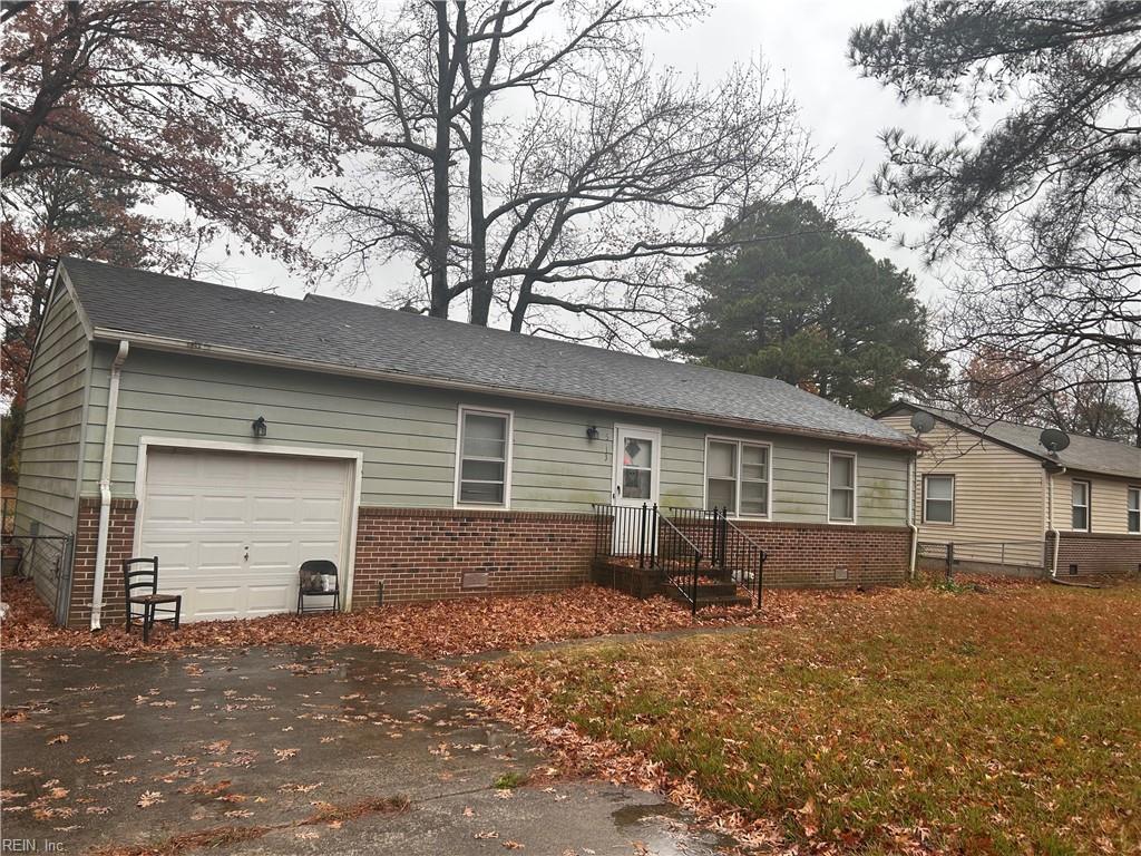 single story home featuring a garage