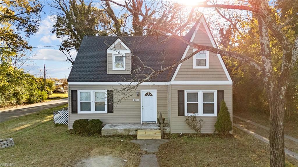 view of front facade featuring a front yard