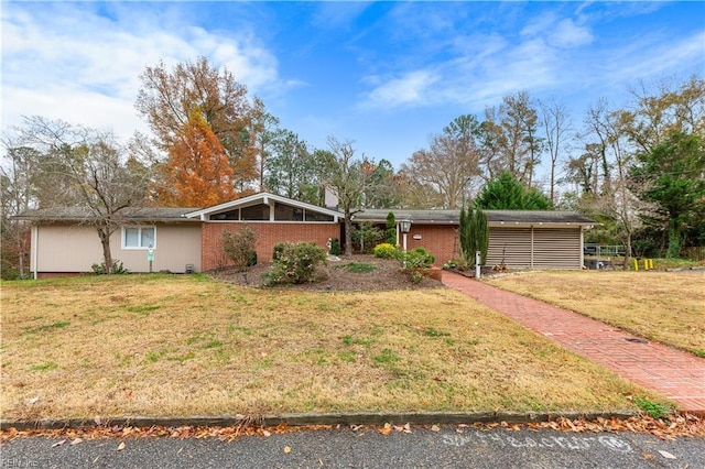 single story home with a front lawn