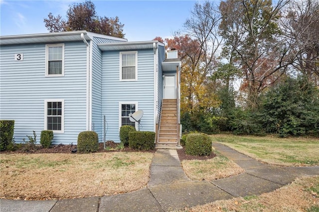 view of front facade with a front yard