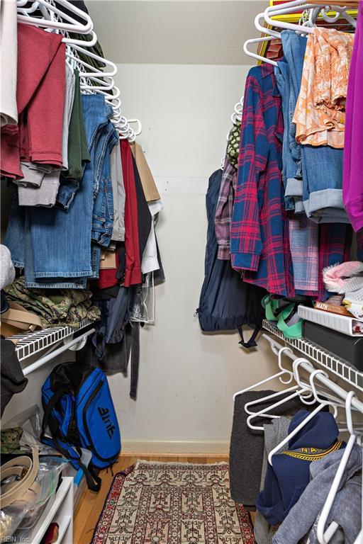 walk in closet with hardwood / wood-style flooring