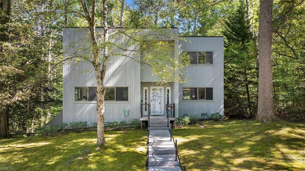 view of front of house featuring a front lawn