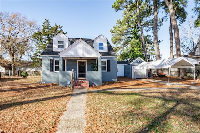 view of front of house featuring a front yard and a carport