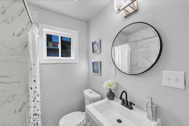 bathroom featuring a shower with curtain, vanity, and toilet