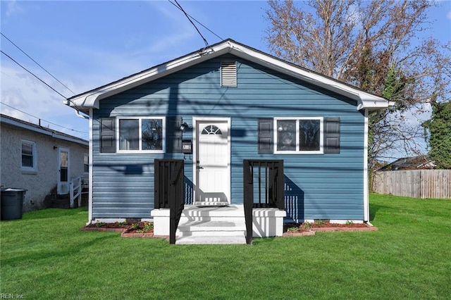 view of front facade featuring a front lawn