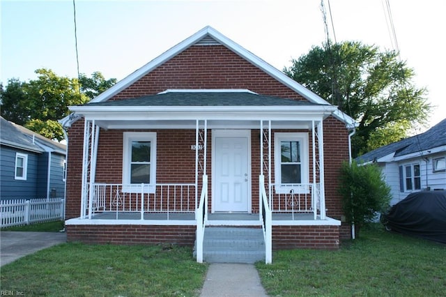 bungalow-style house featuring a front lawn