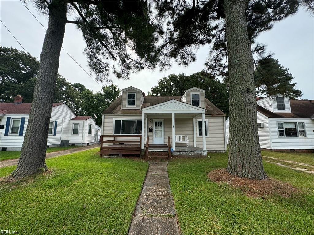 view of front of house featuring a front lawn and covered porch