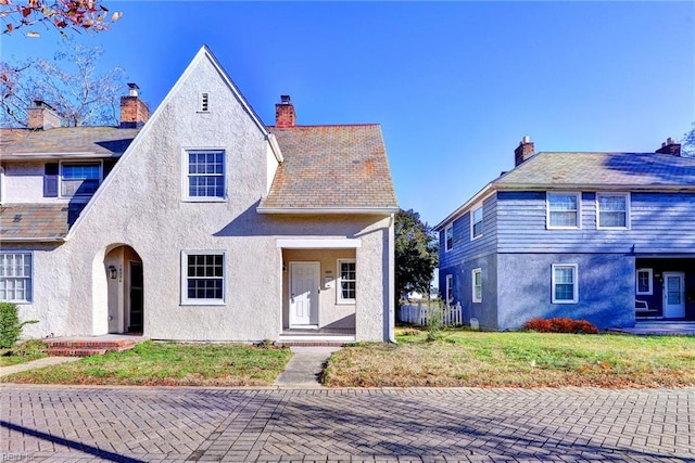 view of front of property featuring a front yard