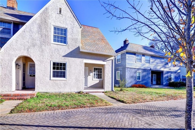 view of front of property with a front yard