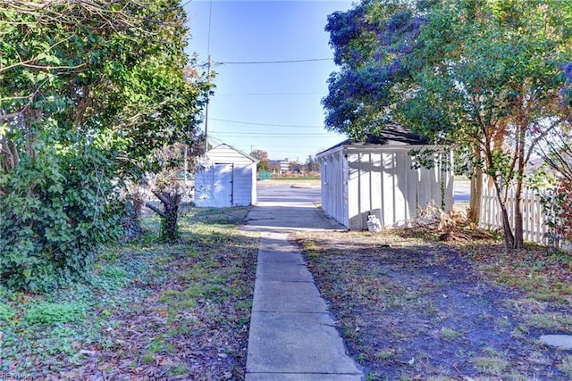 view of yard with a shed