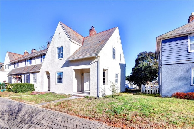 view of front facade featuring a front yard