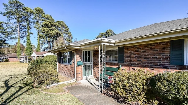 view of front of house with a front lawn