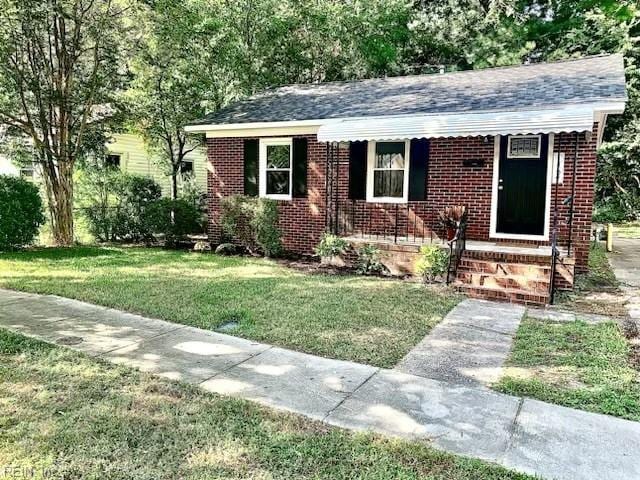 view of front of property featuring a front lawn