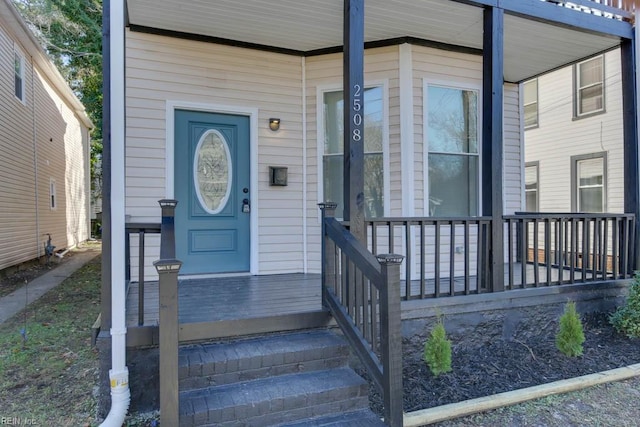 property entrance featuring a porch