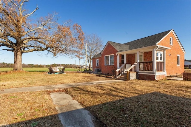 view of front facade featuring a front lawn