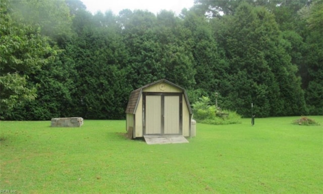 view of outdoor structure featuring a yard