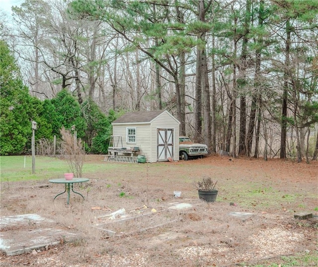 view of yard featuring a storage unit