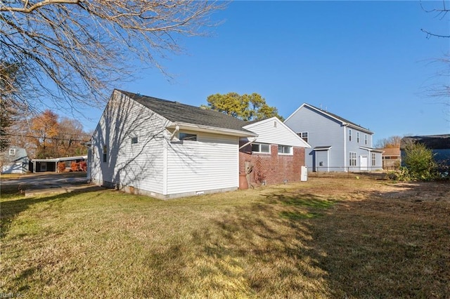 view of side of property featuring a lawn